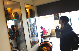 Illustration for article titled South Korea Has a Restaurant for Giant Robot Geeks